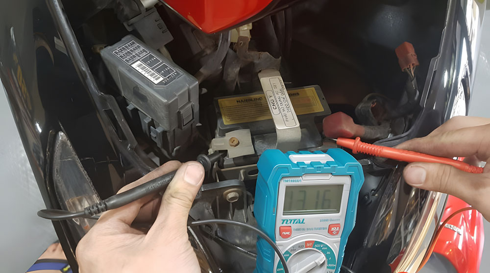 Các cách nhận biết cục sạc xe máy bị hư