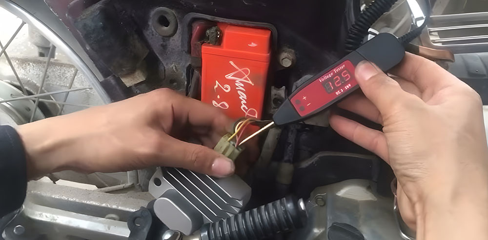 Các cách nhận biết cục sạc xe máy bị hư