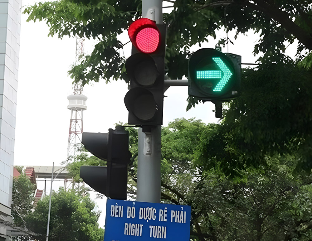 Biển phụ hoặc đèn tín hiệu ưu tiên ở dưới