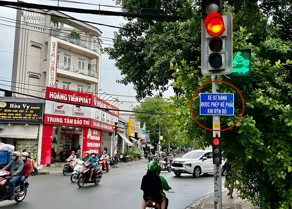 Biển phụ hoặc đèn tín hiệu ưu tiên ở dưới