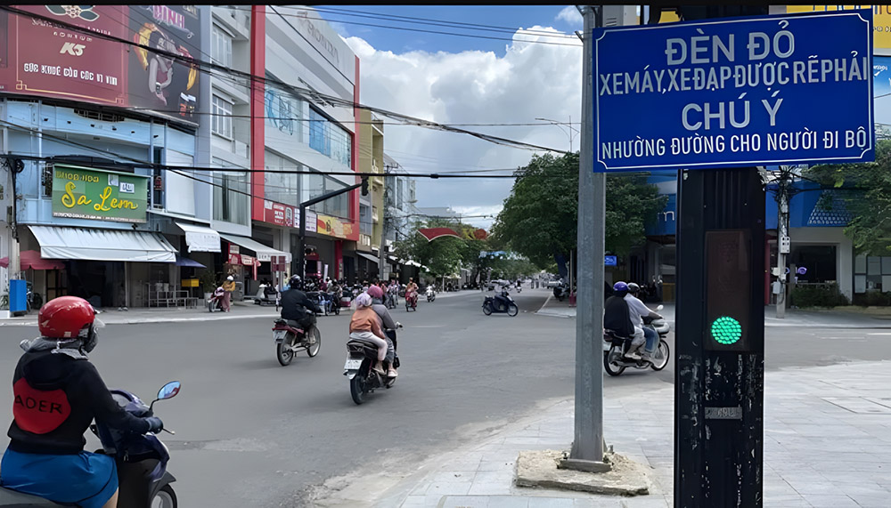 Biển phụ hoặc đèn tín hiệu ưu tiên ở dưới