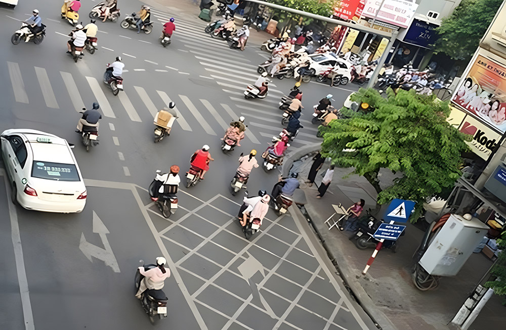 Có vạch mắt võng cùng mũi tên rẽ phải