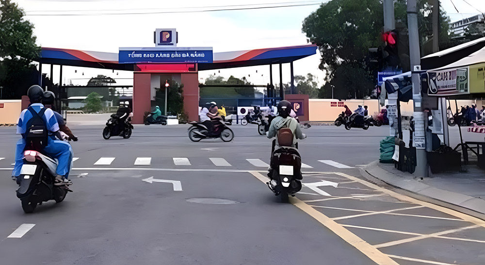 Có vạch mắt võng cùng mũi tên rẽ phải