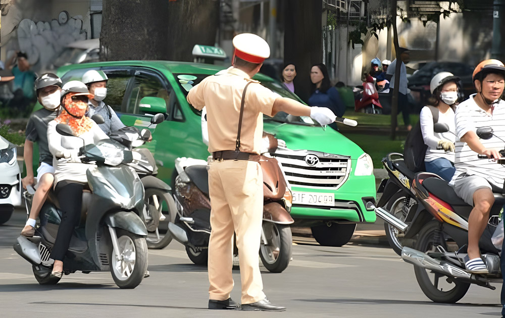Di chuyển theo hiệu lệnh của người điều khiển giao thông