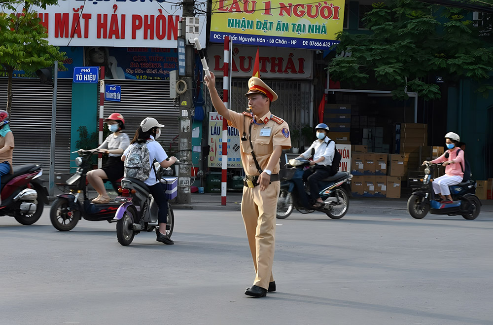 Di chuyển theo hiệu lệnh của người điều khiển giao thông