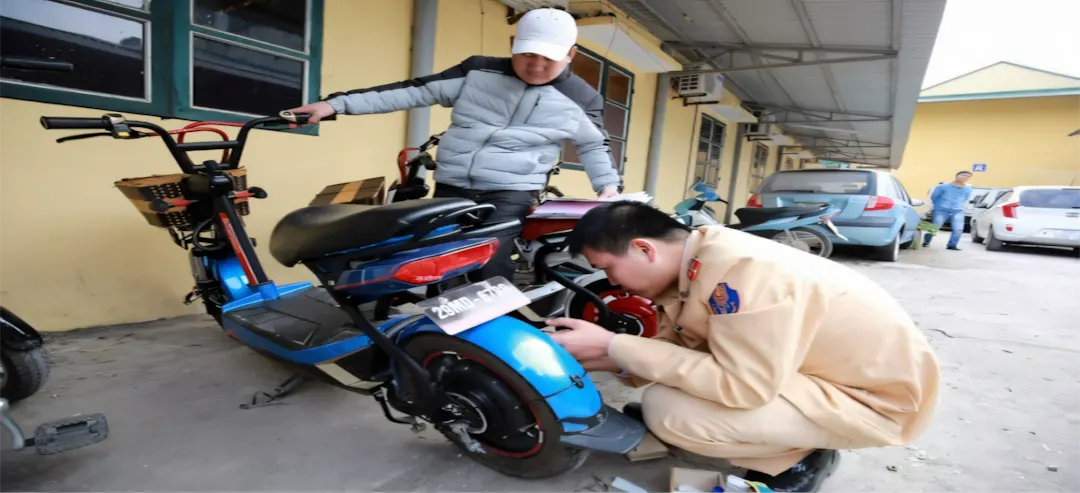 Có cần phải gắn biển số khi đi xe máy điện không?