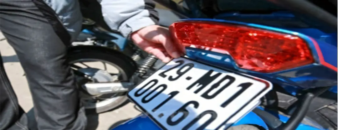 Có cần phải gắn biển số khi đi xe máy điện không?