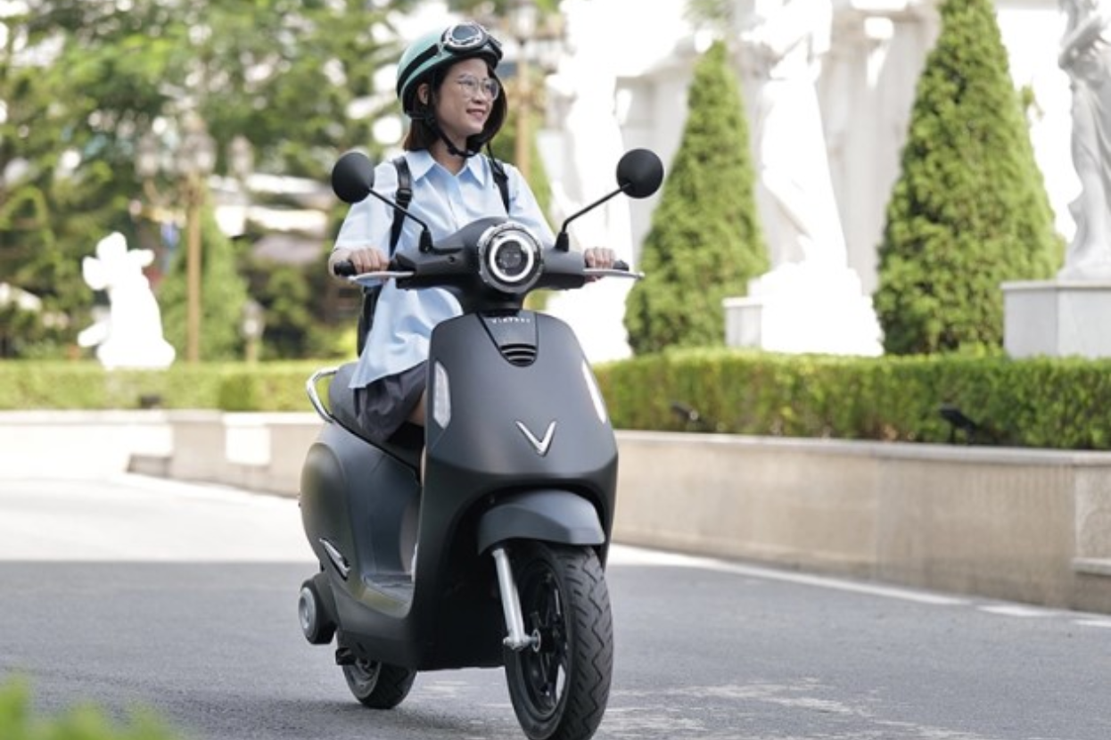 Học sinh lái xe điện 50cc. Nguồn: Internet