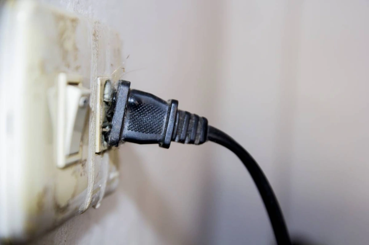 Thói quen sai lầm khi sử dụng xe máy điện tại nhà. Nguồn: Ảnh Internet
