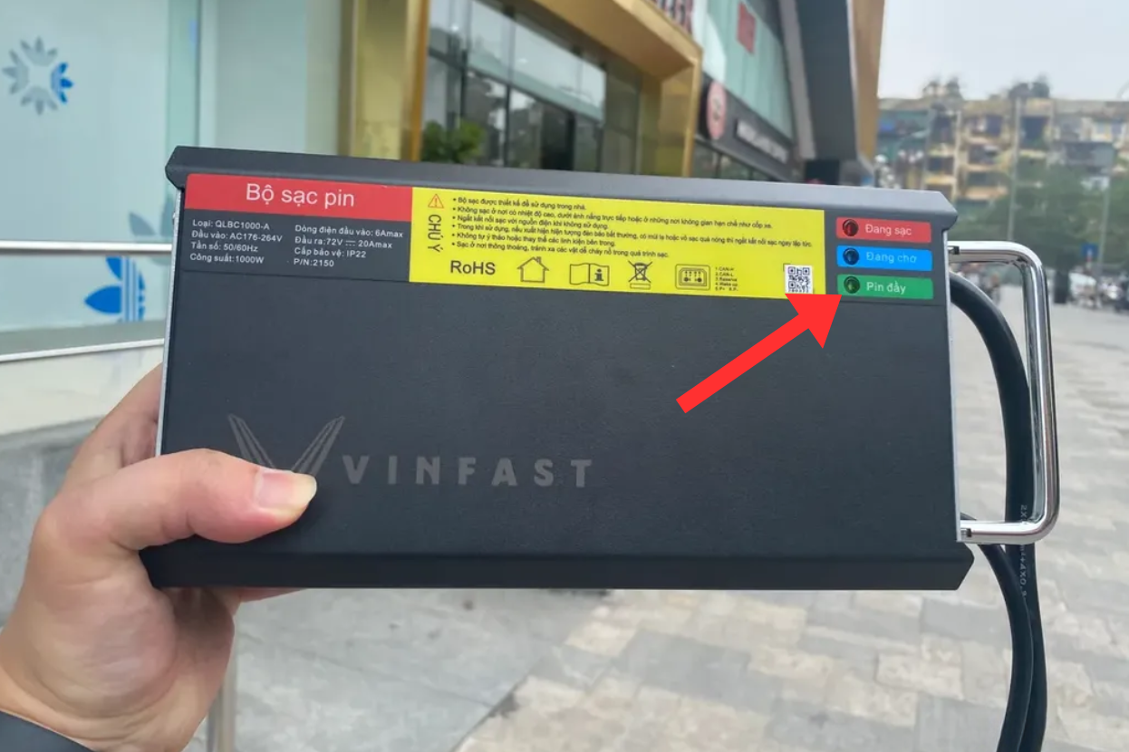 Đèn xanh sẽ sáng khi pin đầy. Nguồn: Ảnh Internet