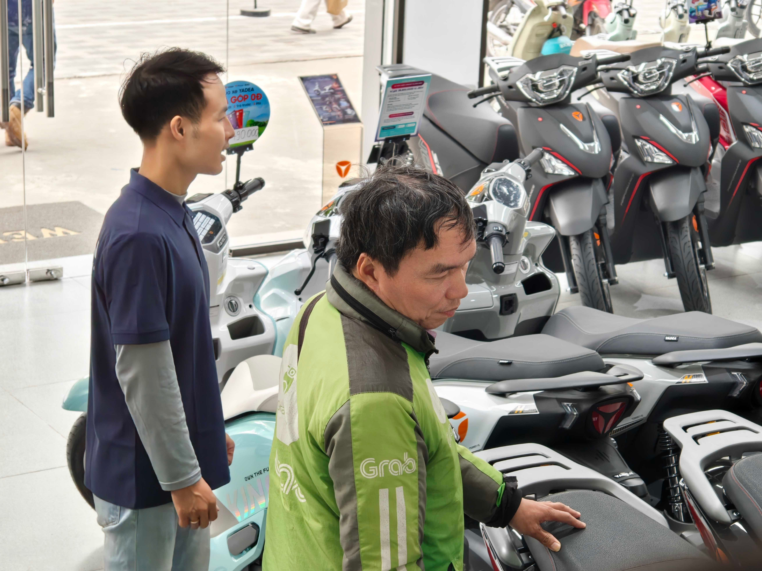 Người dân loay hoay trước "cơn bão" chuyển đổi xe điện.