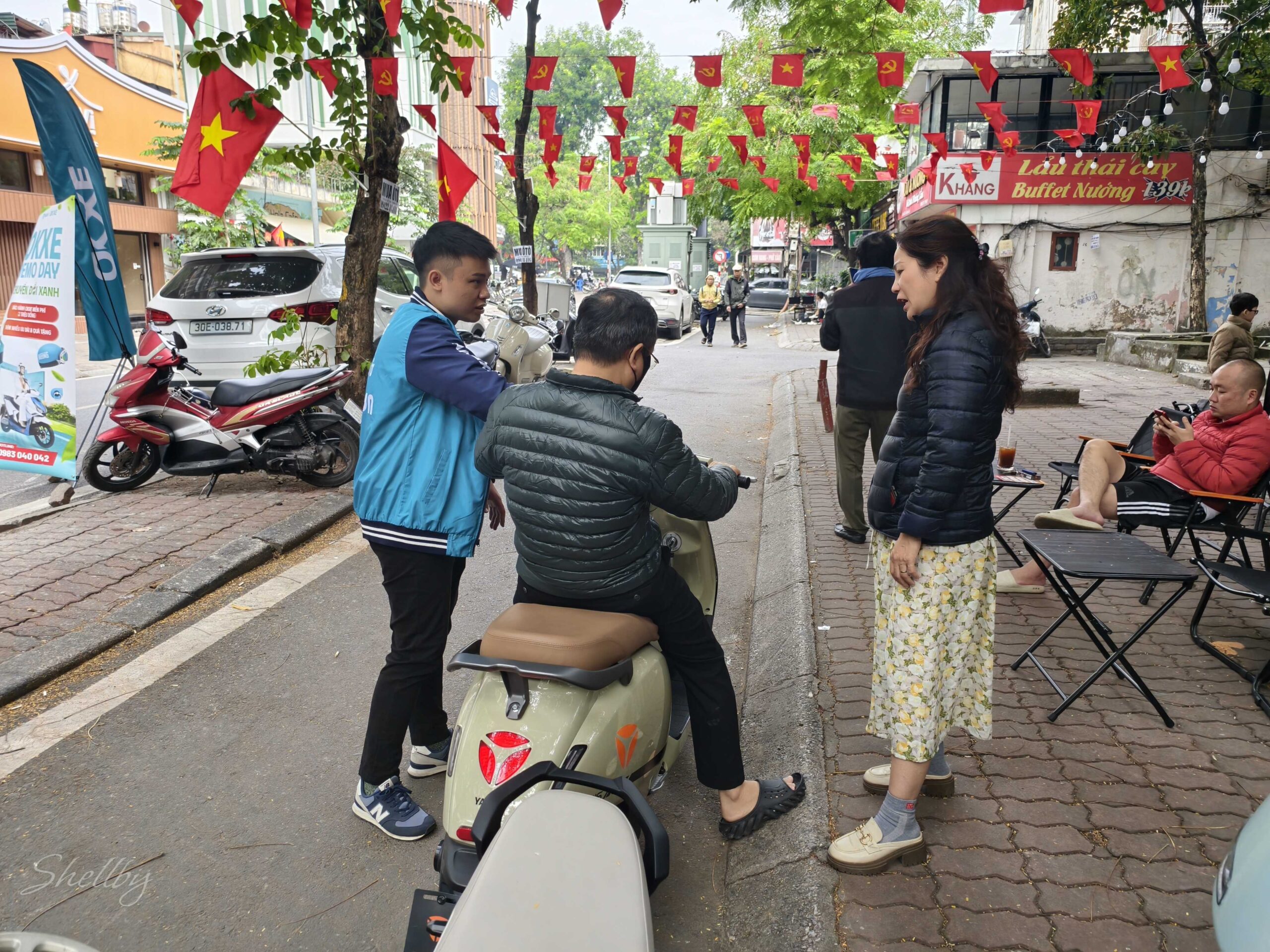 Khách hàng có thể trực tiếp lái thử xe máy điện tại Trạm OKXE